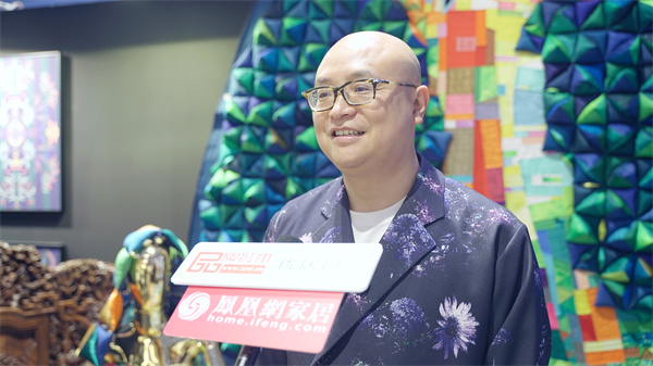 卓木王总裁杜长江在深圳家具展上接受品牌红木、优居视界、凤凰网家居联合专访